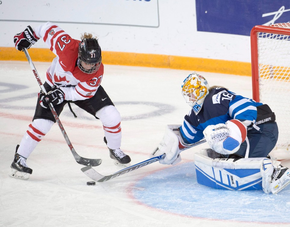 Sarah Davis (37) est stoppée par la gardienne Finlandaise Meeri Raisanen pendant la deuxième période du match de demi-finale au Mondial de hockey féminin à Kamloops, le 3 avril 2016. THE CANADIAN PRESS/Ryan Remiorz