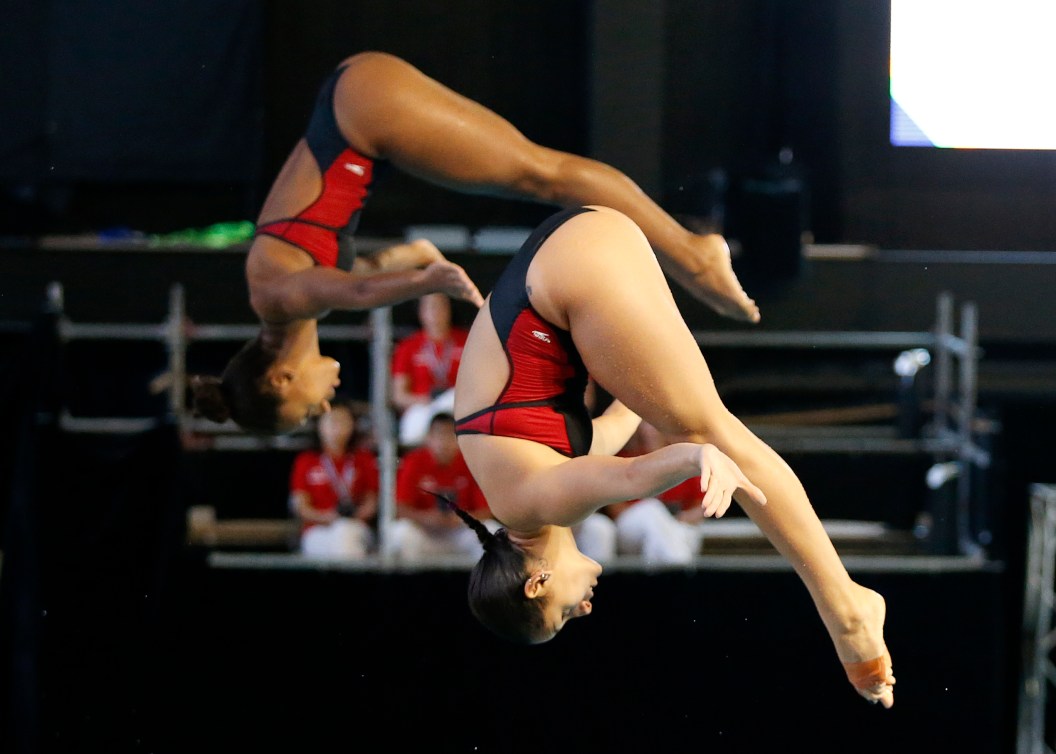 Pamela Ware (avant) et Jennifer Abel (derrière) au Grand prix de Gatineau, le 10 avril 2016. (Photo : Greg Kolz)