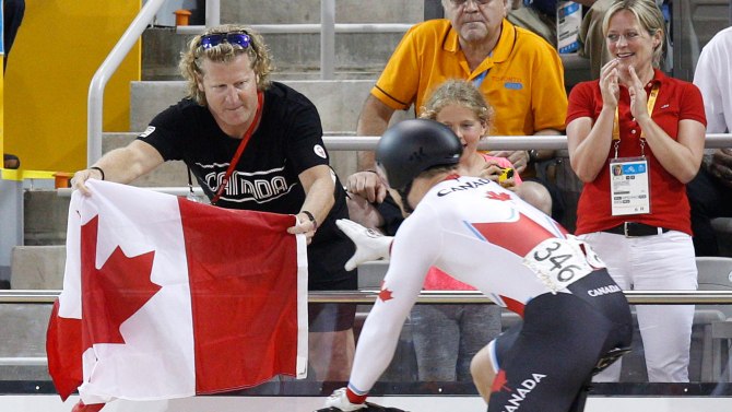 Curt Harnett remet un drapeau canadien à Hugo Barrette lors des Jeux panaméricains de 2015, à Toronto.
