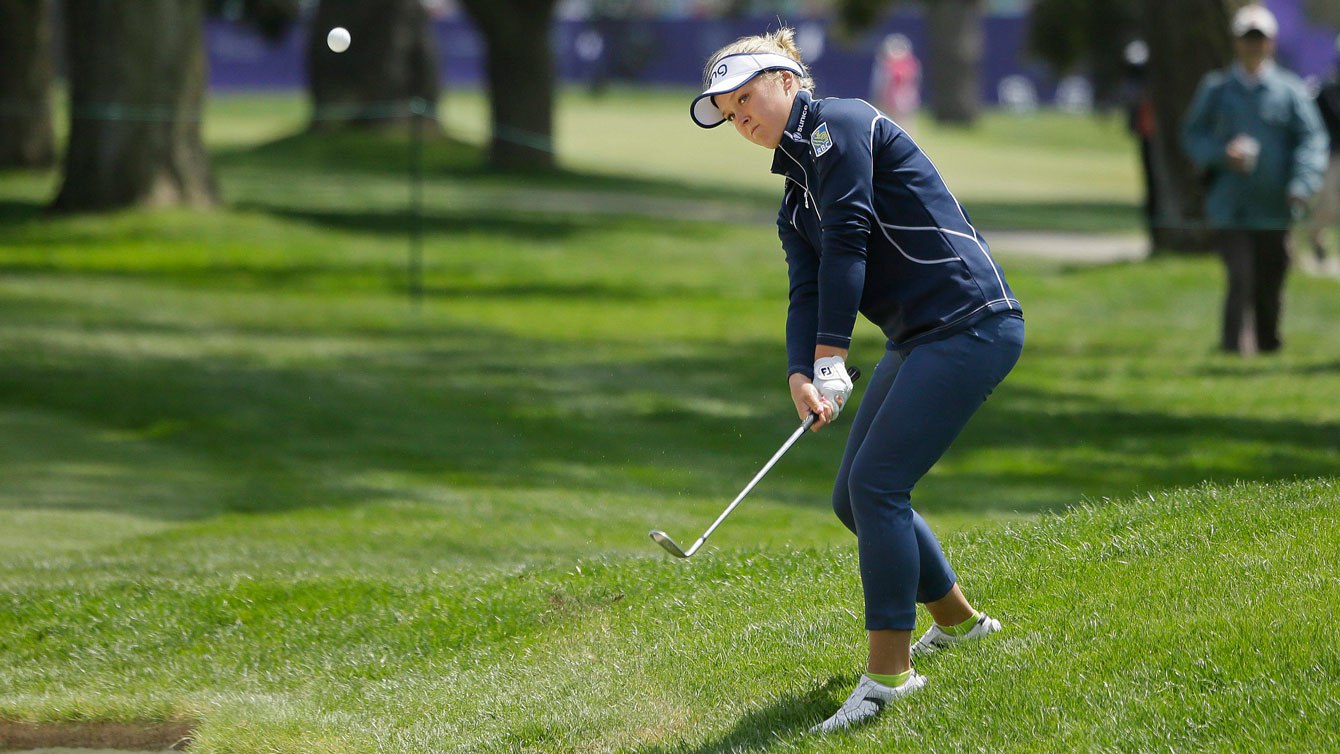 Brooke Henderson en ronde finale du tournoi LPGA de à Daly City, en Califormie, le 24 avril 2016. (AP Photo/Eric Risberg)