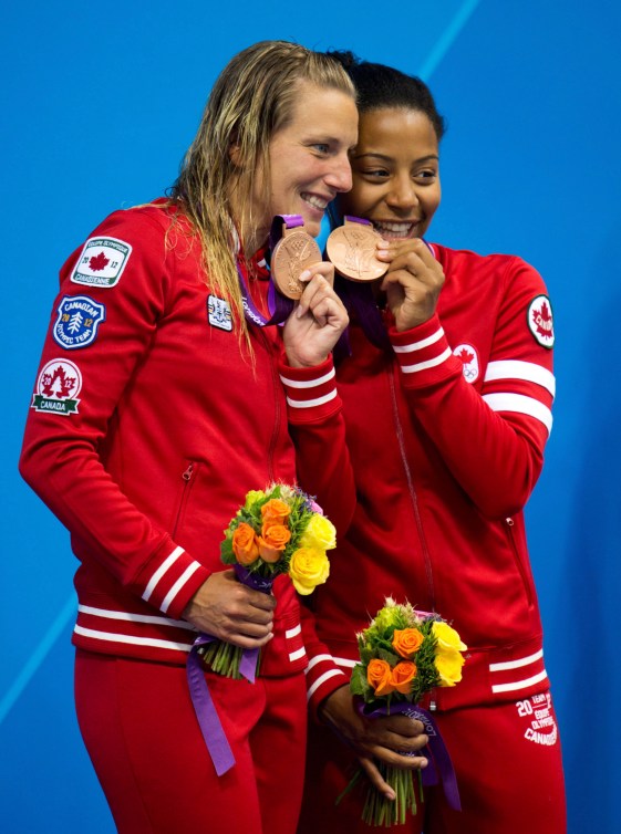Emilie Heymans et Jennifer Abel célèbre leur médaille de bronze à Londres. 29 juillet 2012. THE CANADIAN PRESS/Sean Kilpatrick