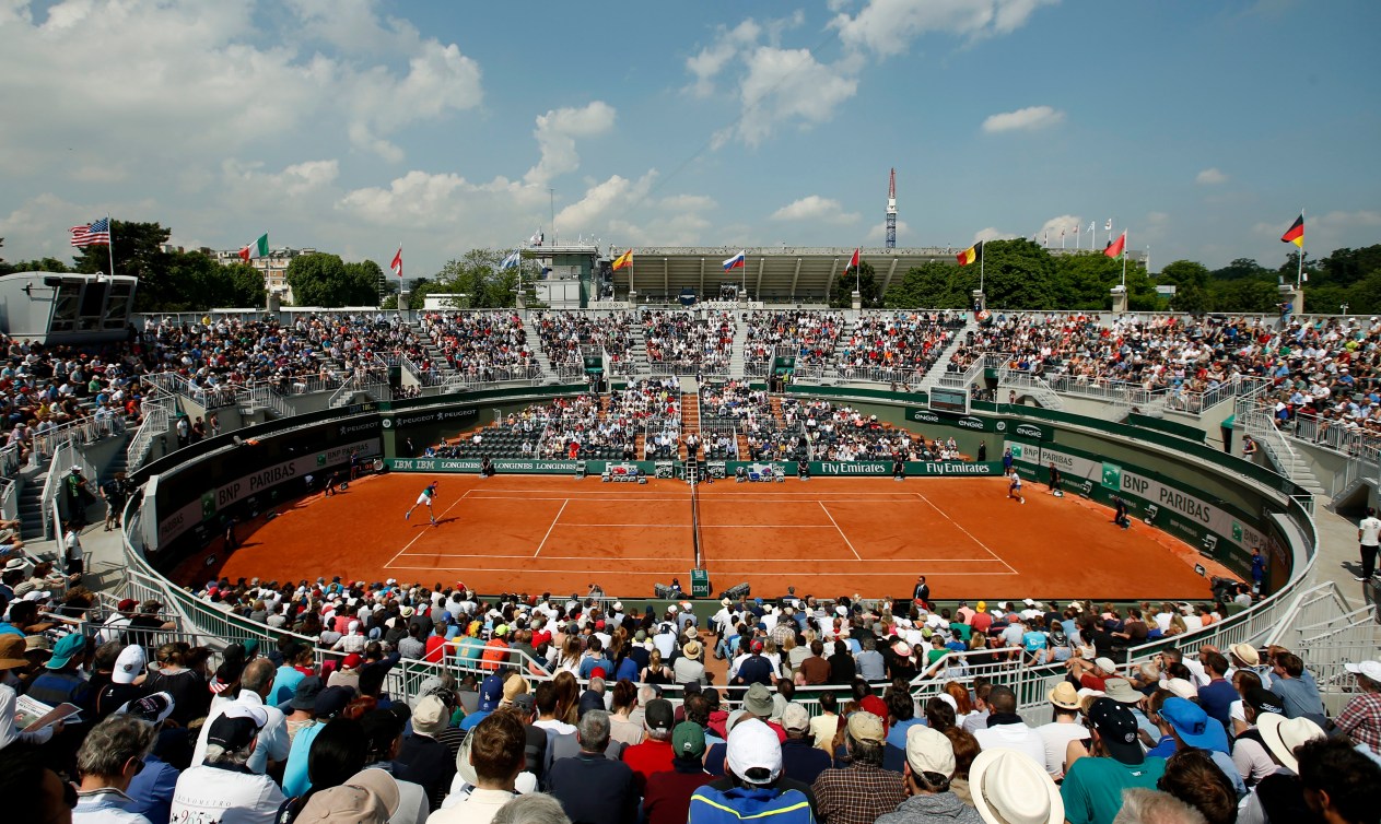 Milos Raonic, à gauche, contre le Slovaque Andrej Martin au troisième tour de Roland-Garros le vendredi 27 mai 2016 à Paris. (AP Photo/Alastair Grant)