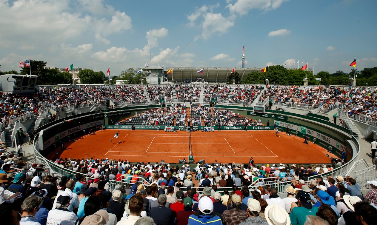  Milos Raonic, à gauche,  contre le Slovaque Andrej Martin au troisième tour de Roland-Garros le vendredi 27 mai 2016 à Paris.  (AP Photo/Alastair Grant)