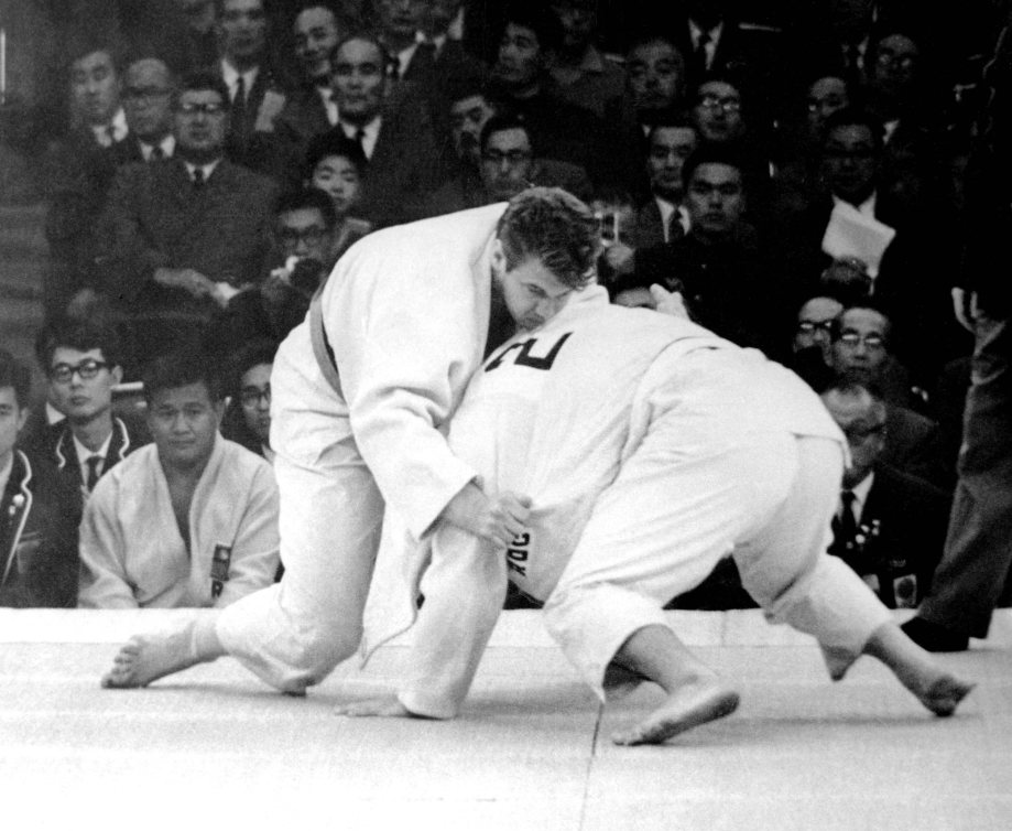 Doug Rogers du Canada participe au judo enlevant l'argent dans la catégorie des plus de 80 kg aux jeux olympiques de Tokyo de 1964. (Photo PC/AOC)