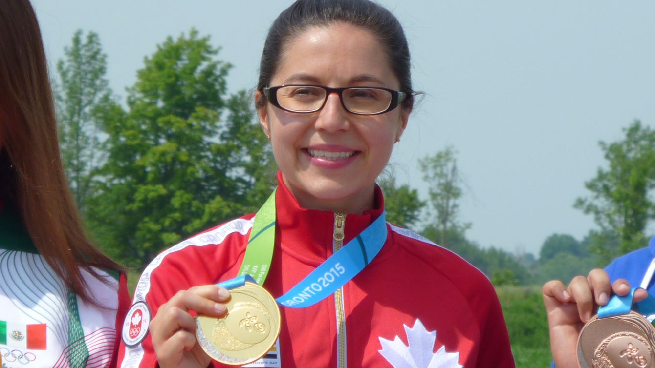 Lynda Kiejko et sa médaille d’or au 10 m pistolet aux Jeux panaméricains de 2015, à Toronto, le 12 juillet 2015.