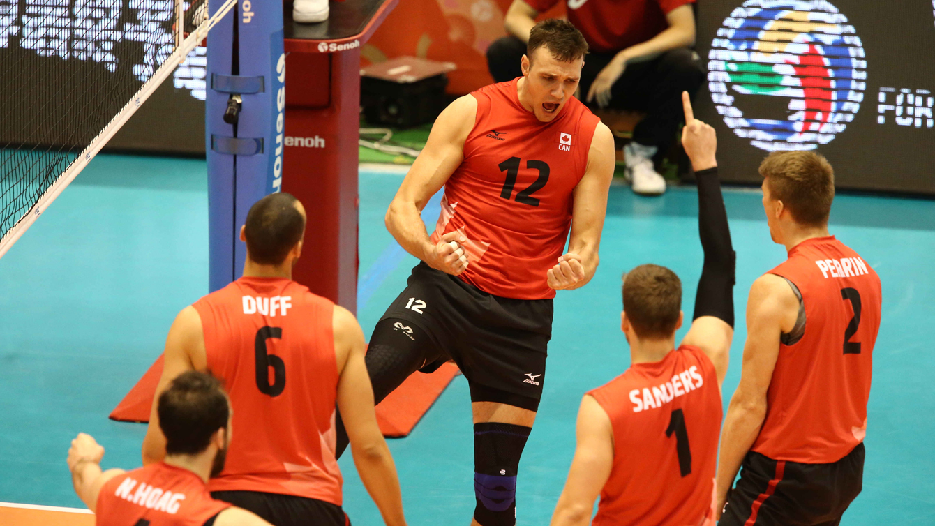 Gavin Schmitt célèbre la victoire de l'équipe canadienne sur celle de l'Australie au premier tournoi mondial de qualification olympique, le 31 mai 2016. (photo via FIVB)