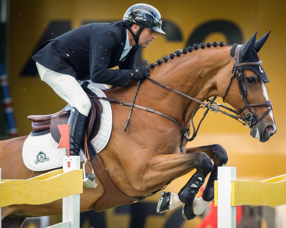 Eric Lamaze et Fine Lady 5 à Spruce Meadows, le 9 juin 2016.(THE CANADIAN PRESS/Jeff McIntosh)