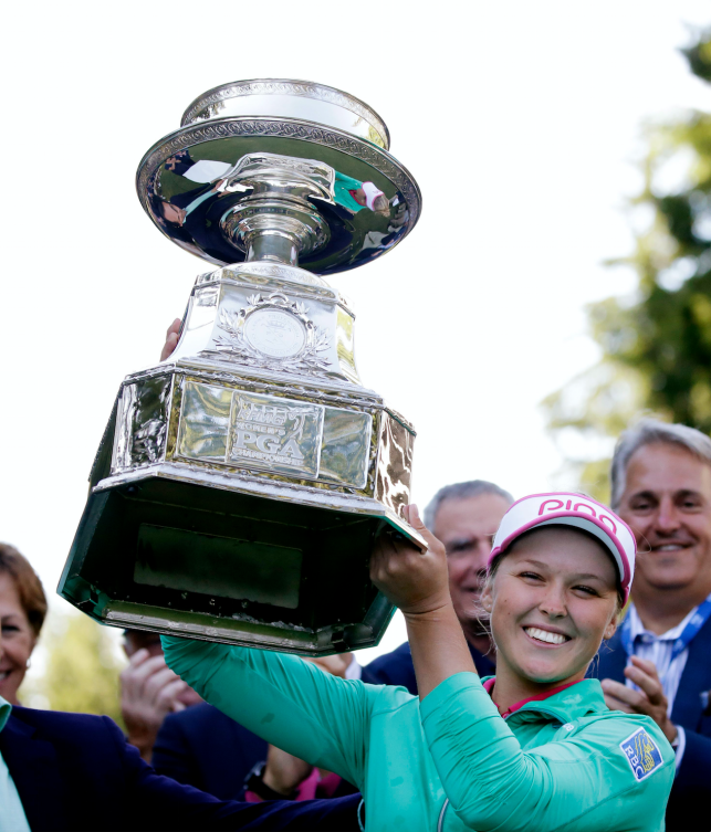 Brooke Henderson soulève le trophée du Championnat de la LPGA, le 14 juin 2016.
