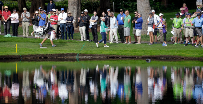 Brooke Henderson salue ses partisans au 17e trou de la dernière ronde du du Championnat de LPGA au Country Club de Sahalee samedi, le 11 juin 2016 (AP Photo/ Elaine Thompson)