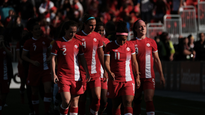 Les Canadiennes après leur match de samedi contre le Brésil à Toronto. (Photo: Thomas Skrlj)