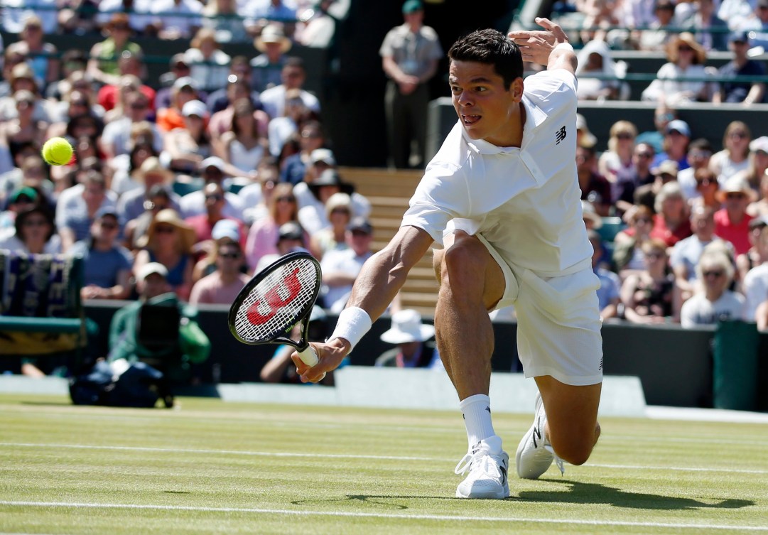 Milos Raonic lors de son match de quarts de finale contre l'Américain Sam Querrey au Grand Chelem de Wimbledon, le 6 juillet 2016.