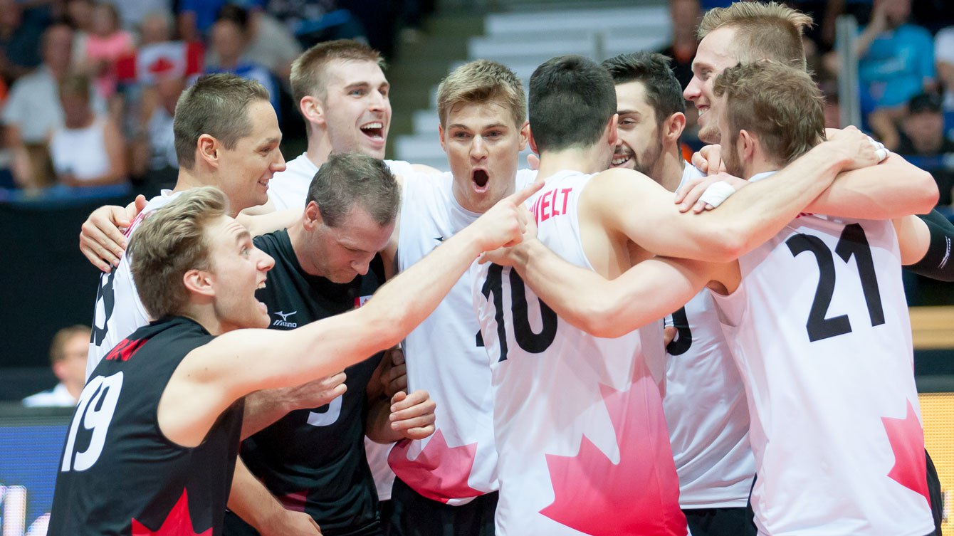 Les Canadiens célèbrent leur deuxième victoire en sol finlandais dans le cadre de la Ligue mondiale FIVB, le 2 juillet 2016 à Tempere.