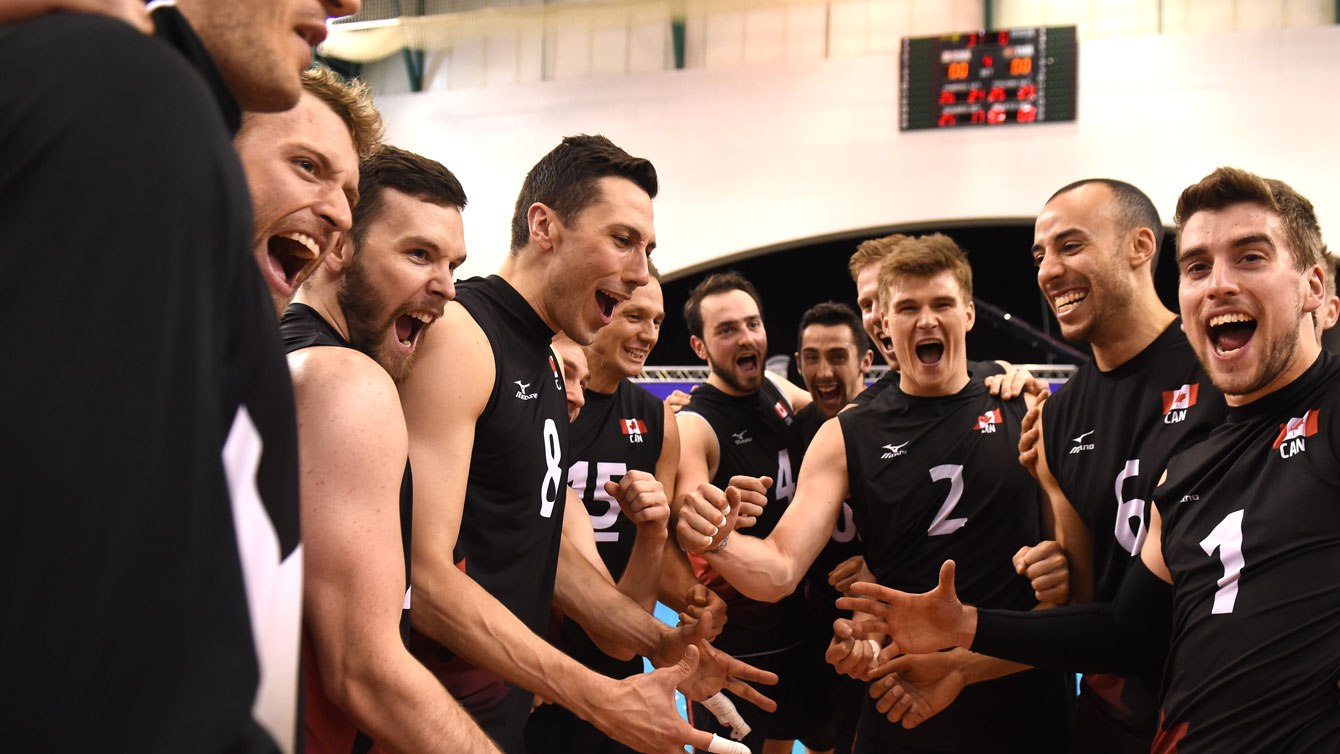 L'équipe canadienne de volleyball masculin célèbre sa victoire sur la Turquie en demi-finale de la Série mondiale FIVB, le 9 juillet 2016.