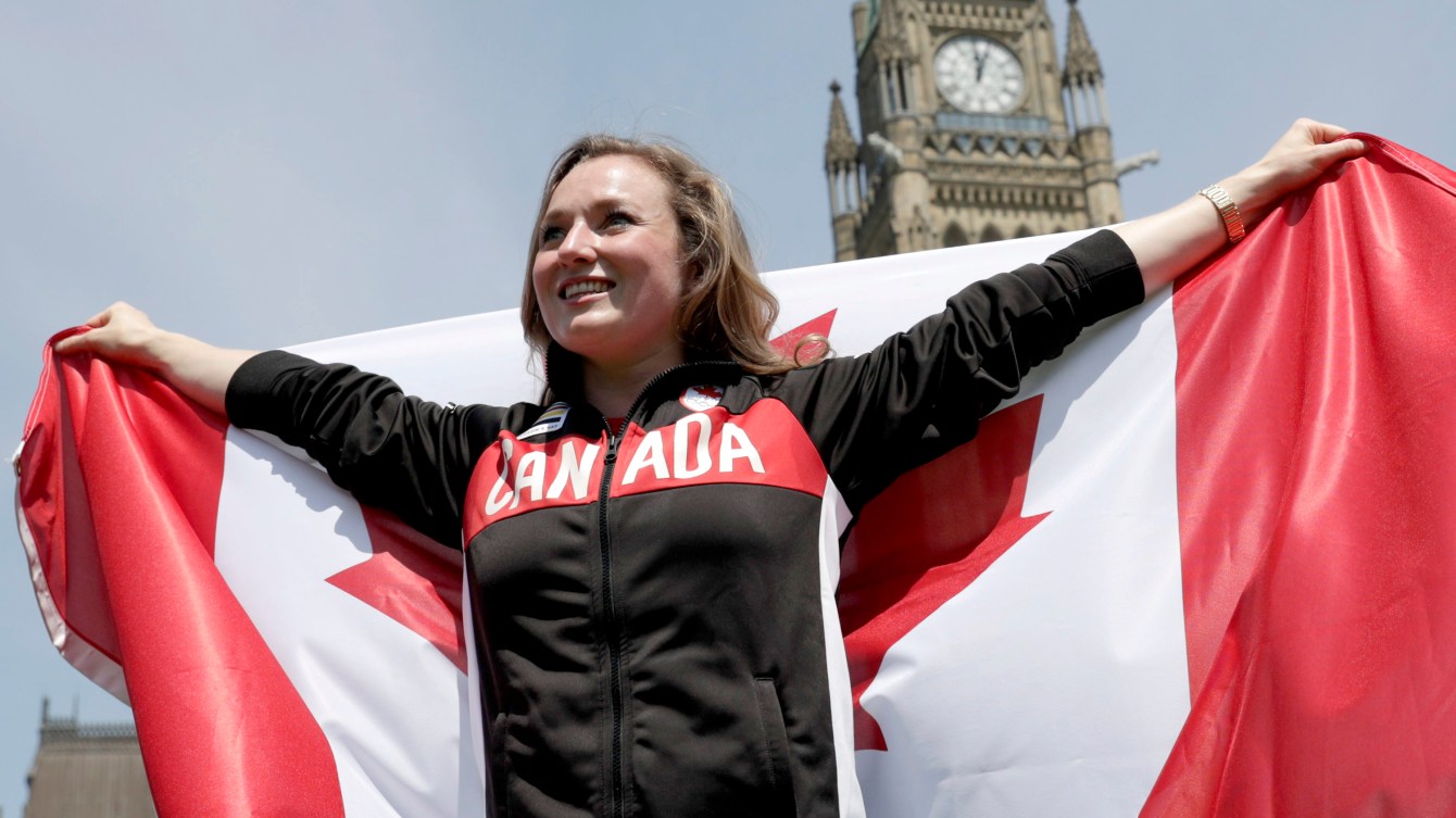 Rosie MacLennan lors du dévoilement du porte-drapeau à la Colline du parlement, le 21 juillet 2016 à Ottawa.