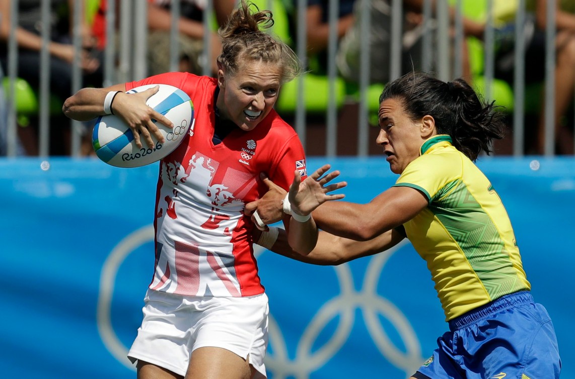 Emily Scott, de la Grande-Bretagne, évite un plaquage de la Brésilienne Isadora Cerullo, aux Jeux olympiques de Rio, le 6 août 2016 (AP Photo/Themba Hadebe)