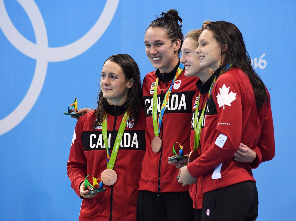 Sandrine Mainville, Chantal Van Langehem, Taylor Ruck et Penny Oleksiak lors de la cérémonie des médailles aux Jeux olympiques de Rio, le 6 août 2016.
