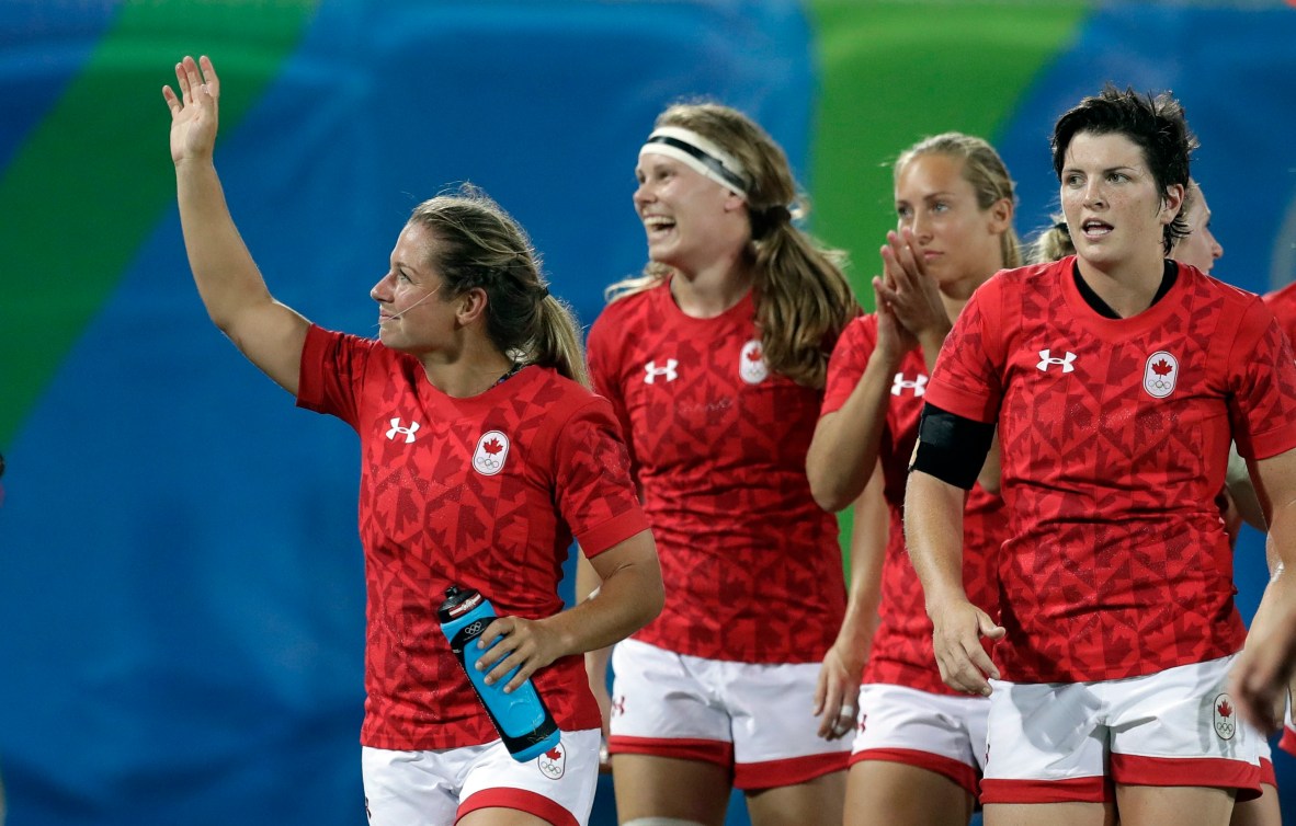 L'équipe canadienne de rugby à sept salue la foule après sa victoire sur la France aux Jeux olympiques de Rio, le 7 août 2016. (AP Photo/Themba Hadebe)