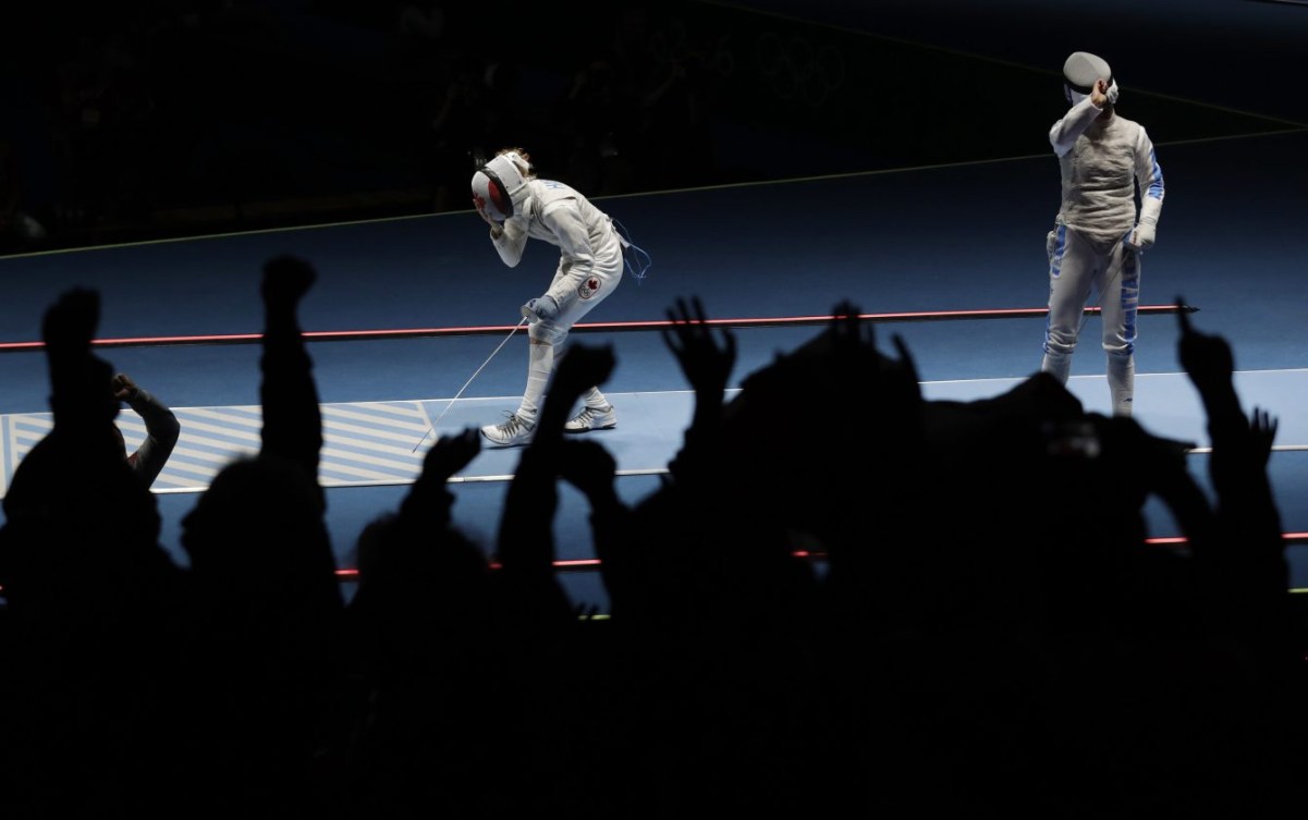 Eleanor Harvey, gauche, célèbre avec sa victoire surprise contre l’Italienne Arianna Errigo lors de l’épreuve individuelle du fleuret aux Jeux olympiques de 2016, à Rio (AP Photo/Andrew Medichini)