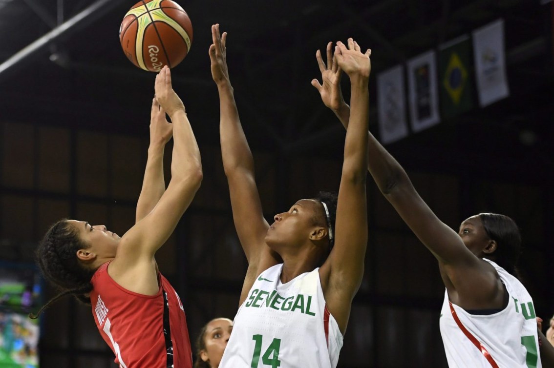 Kia Nurse complète un panier contre les Sénégalaises Marie-Sadio Rosche (centre) et Maimouna Diarra (droite) aux Jeux olympiques de Rio, le 10 août 2016. 2016 THE CANADIAN PRESS/Frank Gunn