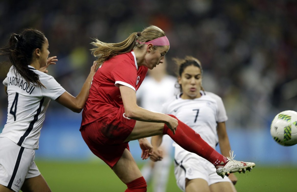 Janine Beckie délivre une magnifique passe décisive à Sophie Schmidt, lors du match de quart de finale face à la France. Rio 2016, 12 août 2016 (AP Photo/Nelson Antoine)