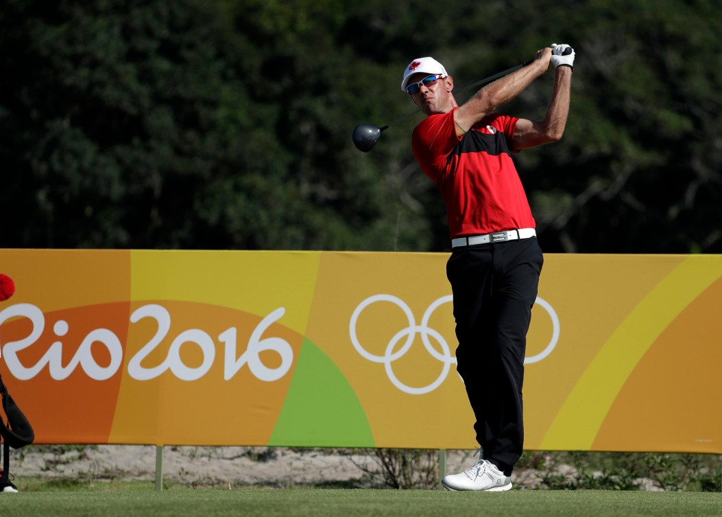 Graham DeLaet au départ du troisième trou lors de la dernière ronde du tournoi olympique de golf.