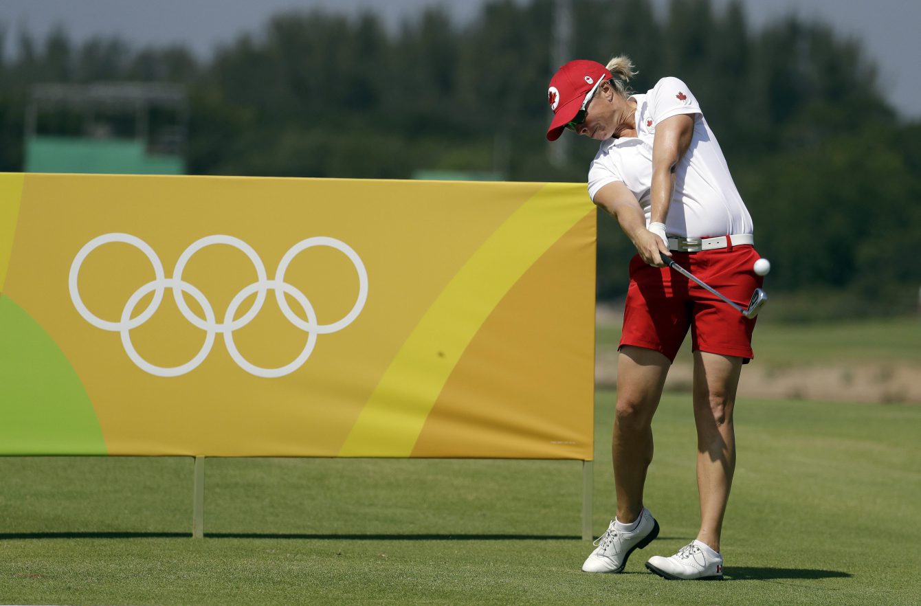 Alena Sharp effectue un coup de départ au sixième lors d'une ronde de pratique en marge du tournoi olympique des Jeux de 2016, à Rio. (AP Photo/Chris Carlson)