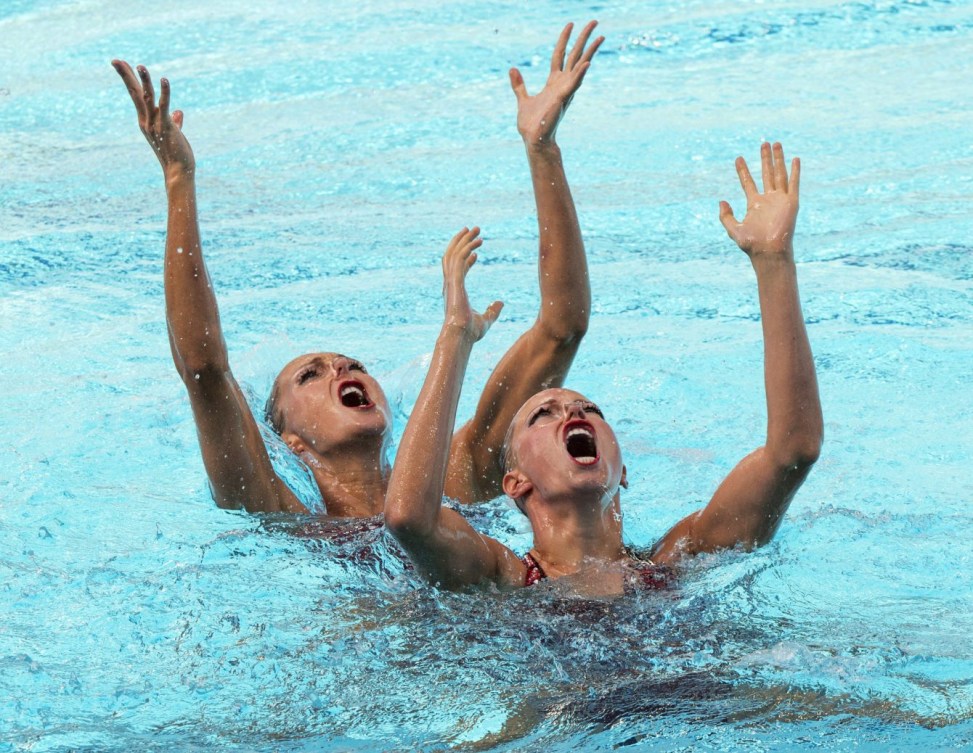 Jacqueline Simoneau, à gauche, et Karine Thomas pendant leurs routine libre aux Jeux olympiques de Rio, le 16 août 2016. THE CANADIAN PRESS/Ryan Remiorz