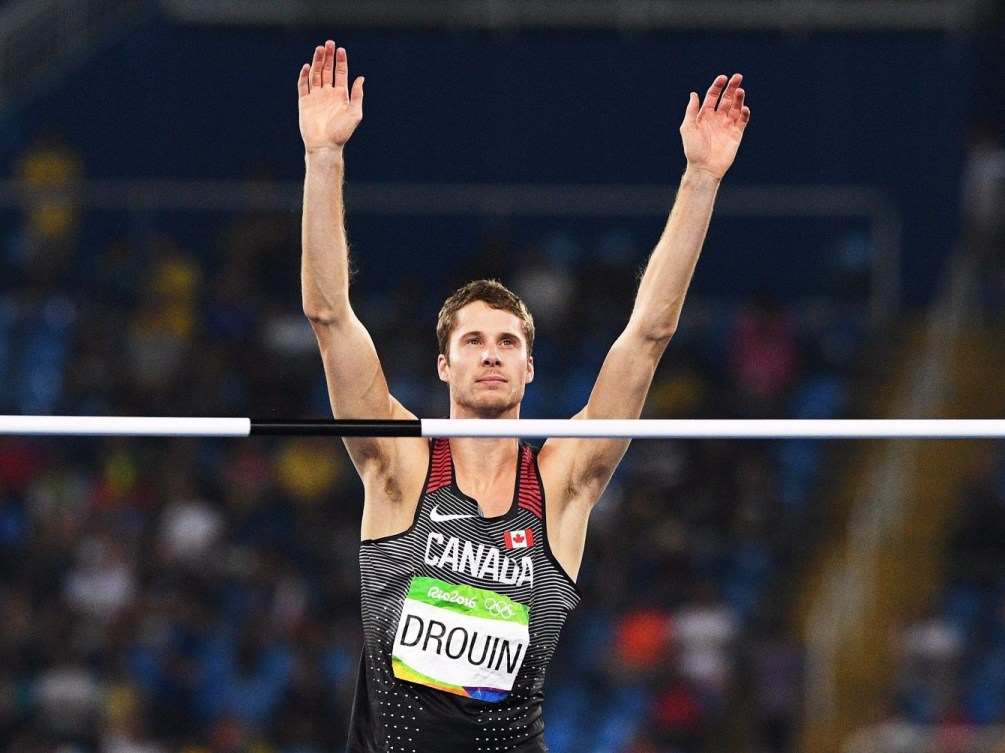 Derek Drouin célèbre après un de ses sauts, lors de la finale de l'épreuve du saut en hauteur, le 16 août 2016 à Rio. La presse canadienne/Sean Kilpatrick