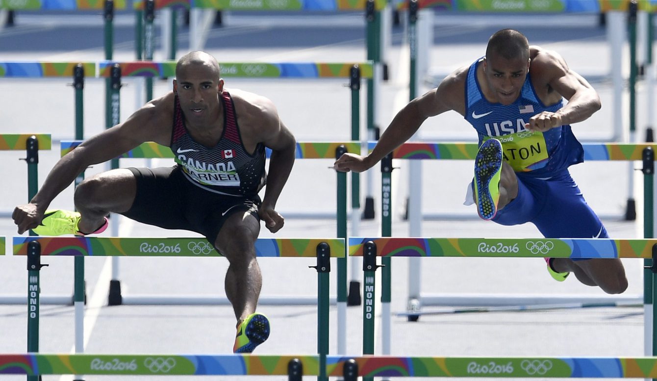 Damian Warner et l'Américain Ashton Eaton, au 110 m haies aux Jeux de 2016, à Rio (AP Photo/Martin Meissner)