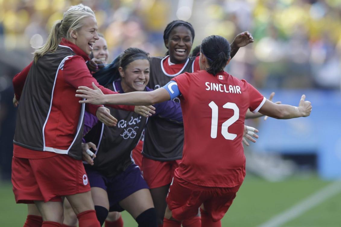 Les joueuses canadiennes célèbrent après le but de Christine Sinclair lors du match de médaille de bronze du tournoi olympique de soccer féminin des Jeux de Rio 2016 à Sao Paulo, vendredi le 19 août 2016. (AP Photo/Nelson Antoine)