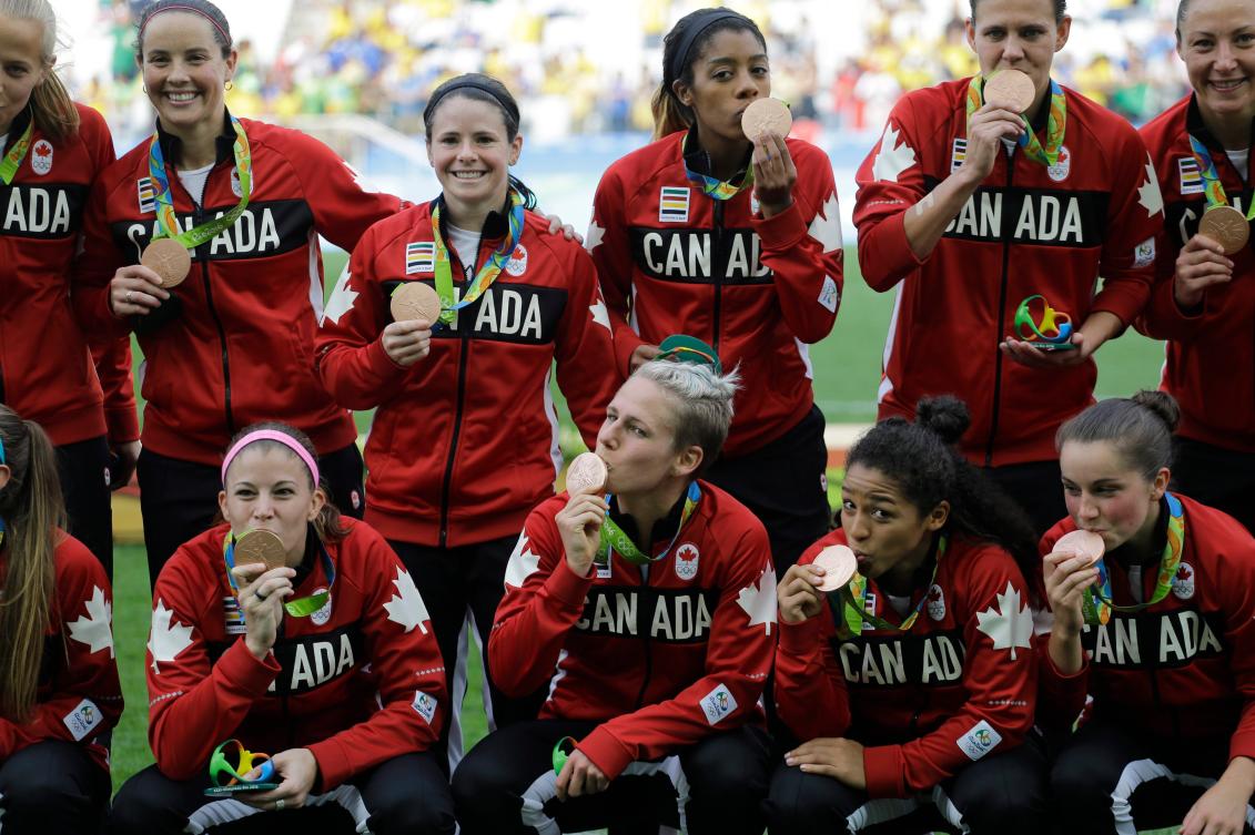 Les joueuses canadiennes reçoivent leur médaille de bronze suite à une victoire contre le Brésil au tournoi olympique de soccer féminin des Jeux de Rio 2016 à Sao Paulo, vendredi le 19 août 2016. (AP Photo/Nelson Antoine)