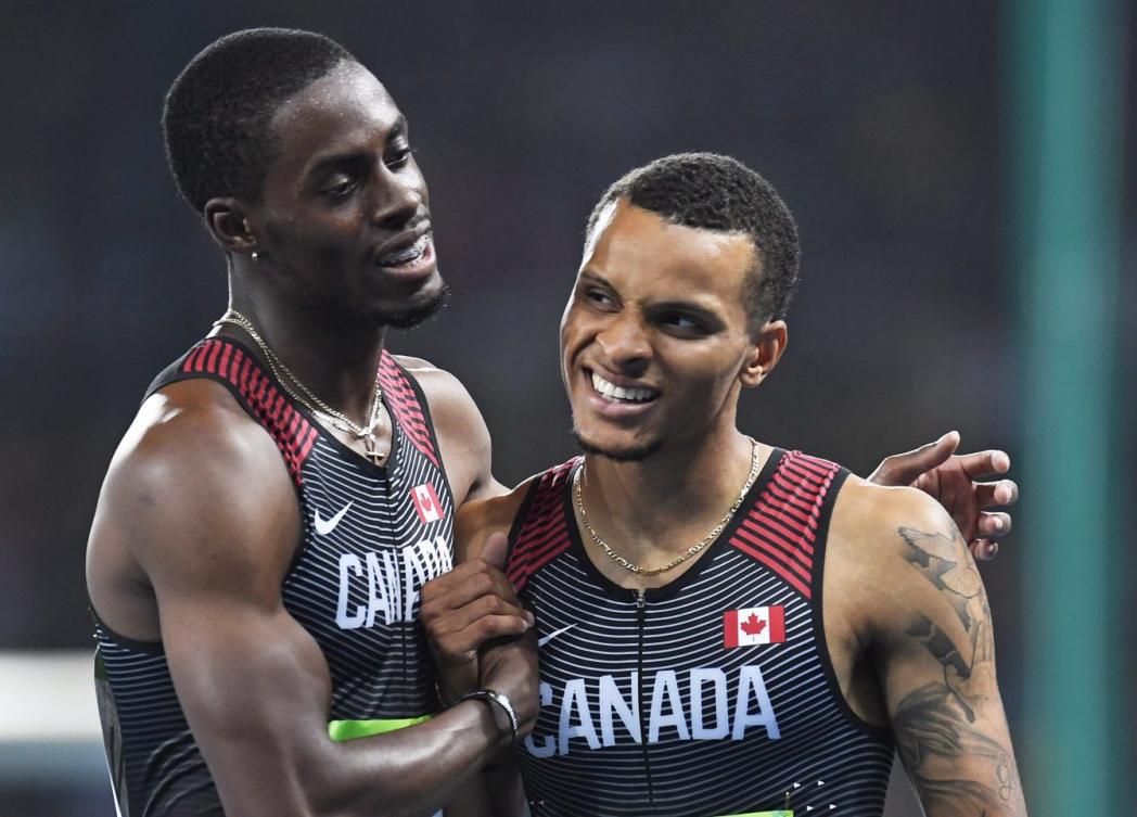 Andre De Grasse et Brendon Rodney célèbrent suite à la finale olympique du relais 4x100 m Rio de Janeiro, le 19 août 2016. Le Canada y a gagné le bronze. THE CANADIAN PRESS/Frank Gunn