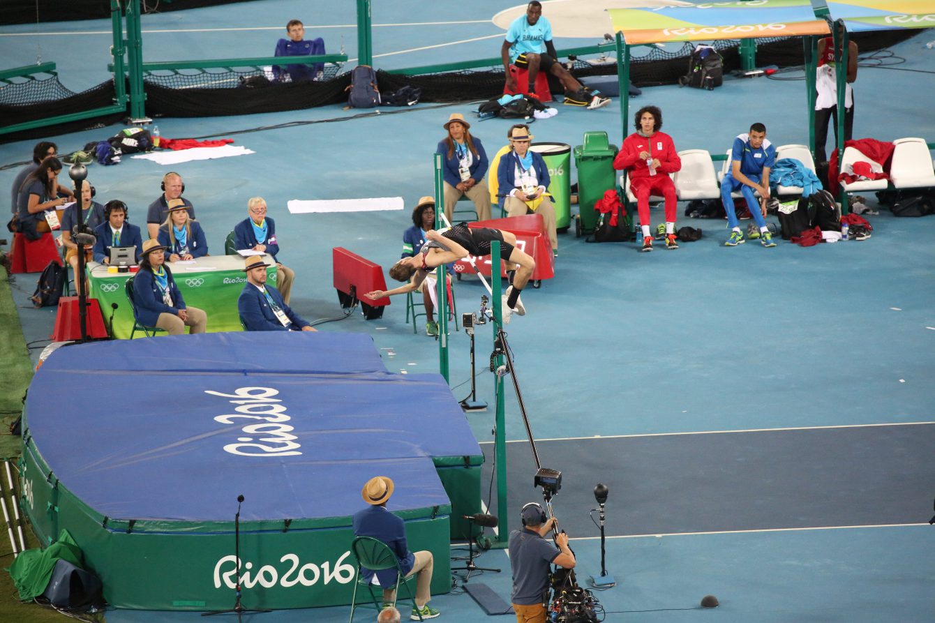 Derek Drouin pendant la finale de saut en hauteur, lors des Jeux olympiques de Rio le 16 août 2016. Jason Ransom