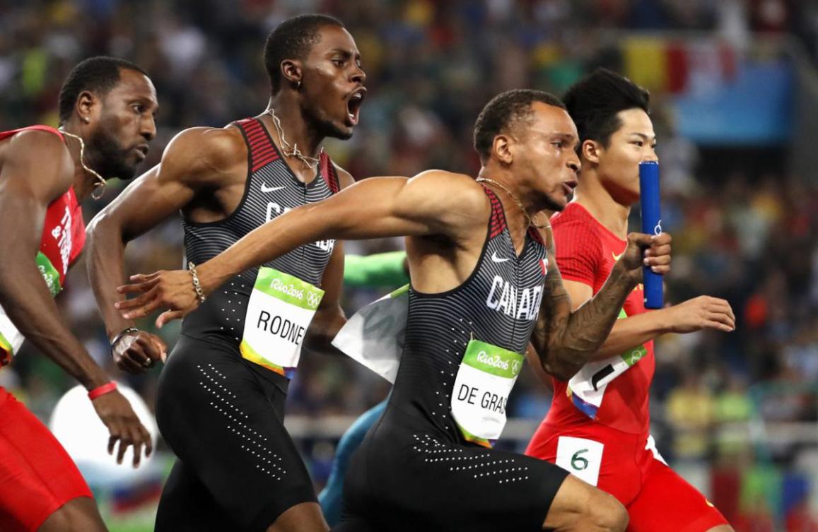 Brendon Rodney passe le témoin à Andre De Grasse lors de la finale du relais 4x100 m aux Jeux olympiques de Rio, le 19 août 2016. (COC photo/Stephen Hosier)