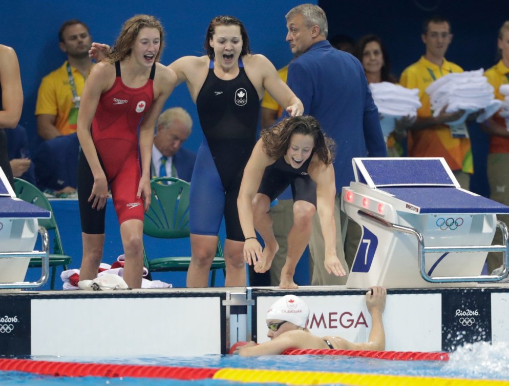 Taylor Ruck, Brittany MacLean, Katerine Savard et Penny Oleksiak célèbrent leur trosième place au relais féminin 4x200 m aux Jeux olympiques de Rio, le 10 août 2016. (COC // Jason Ransom)