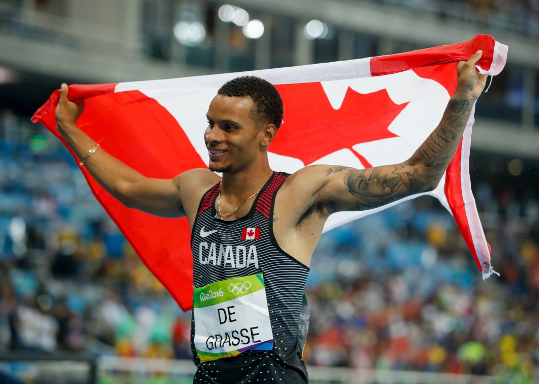 Andre De Grasse célèbre l'obtention de la médaille d'argent au 200 m, aux Jeux olympiques de Rio le 18 août 2016. COC Mark Blinch