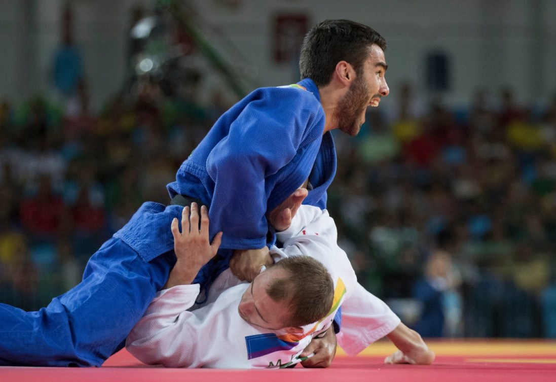 Antoine Bouchard contre le Russe Mikhail Puliaev aux Jeux olympiques de Rio, le 7 août 2016. (COC Photo par Jason Ransom)