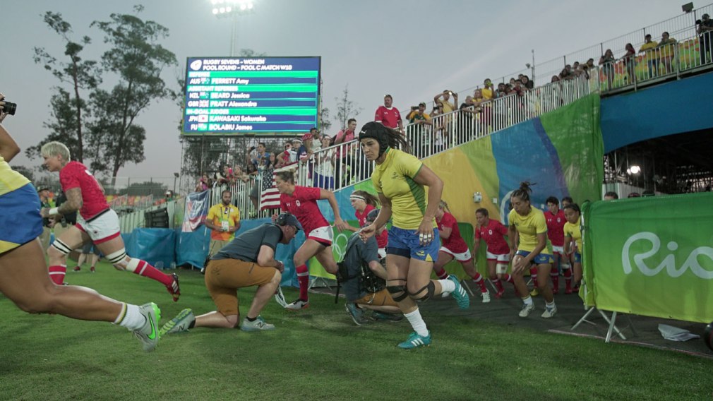 L'équipe canadienne de rugby fait son entrée sur le terrain pour son match contre les Brésiliennes à Rio 2016, le 6 août 2016.