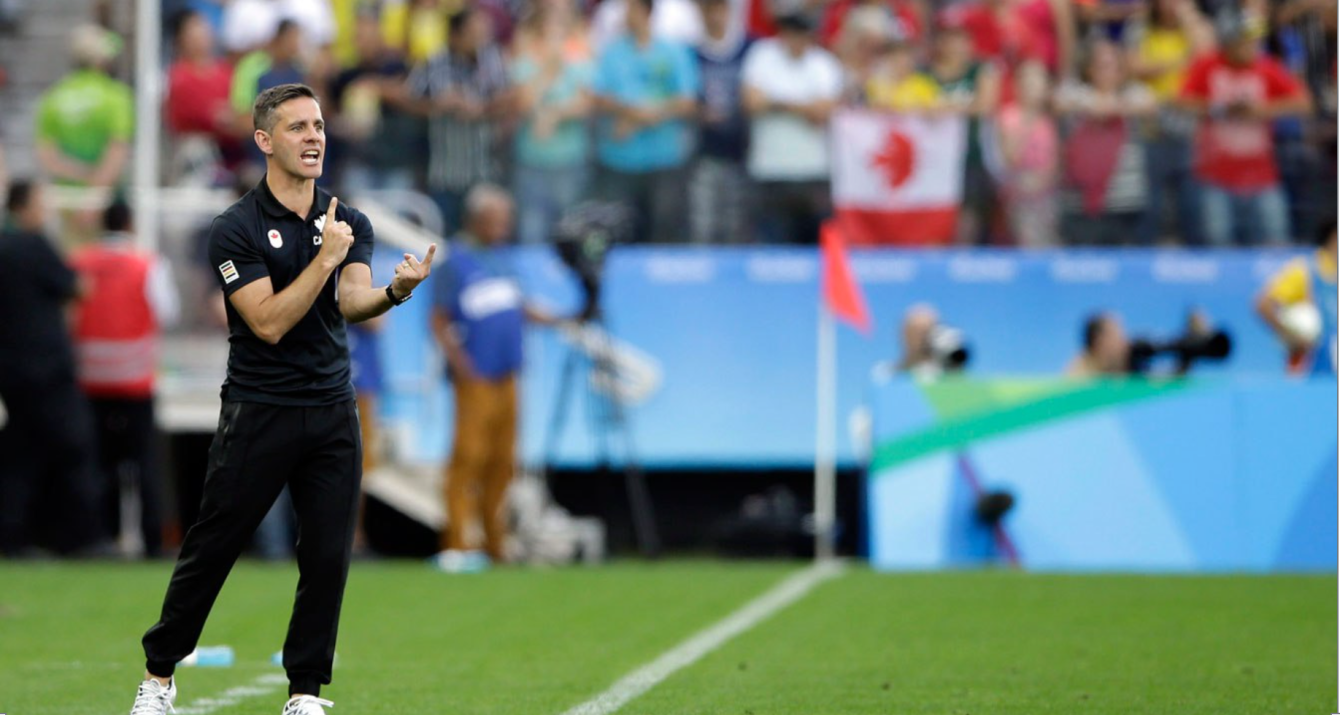 John Herdman donne ses instructions lors du match contre le Zimbabwe le 6 aout 2016