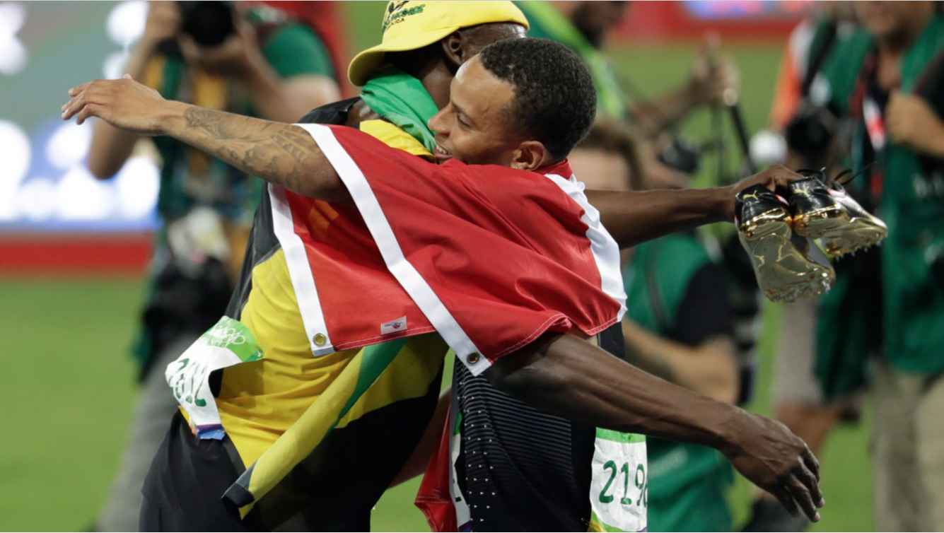 Usain Bolt (gauche) et Andre De Grasse après le 100 m aux Jeux de Rio, le 14 aout 2016.