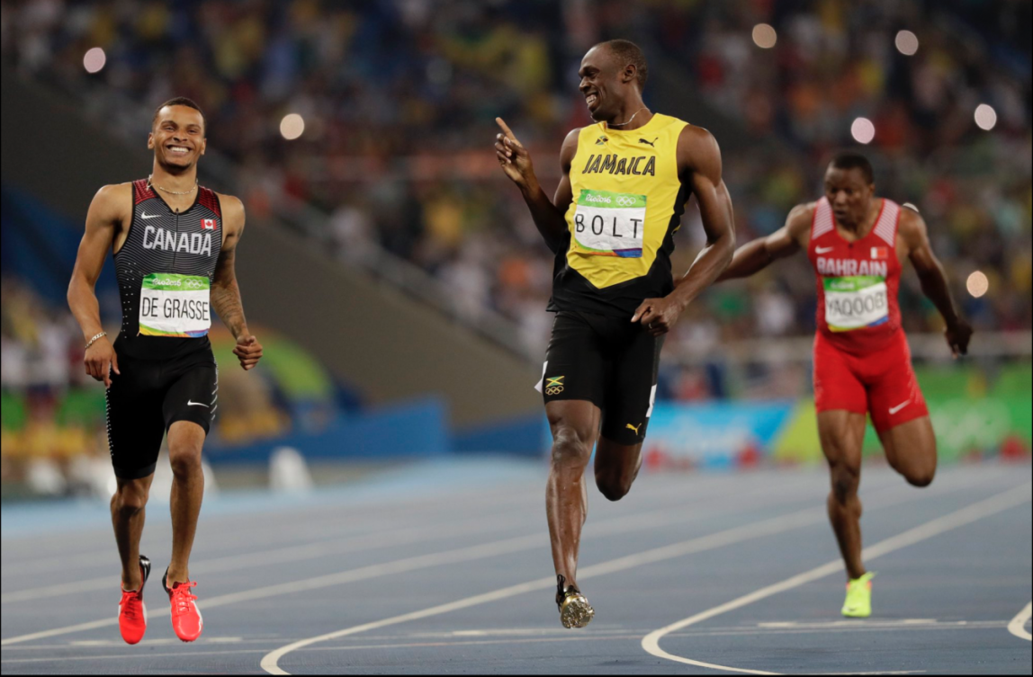 Usain Bolt et Andre De Grasse compétitionnent au 200 m lors des Jeux olympiques de Rio, le 17 aout 2016.