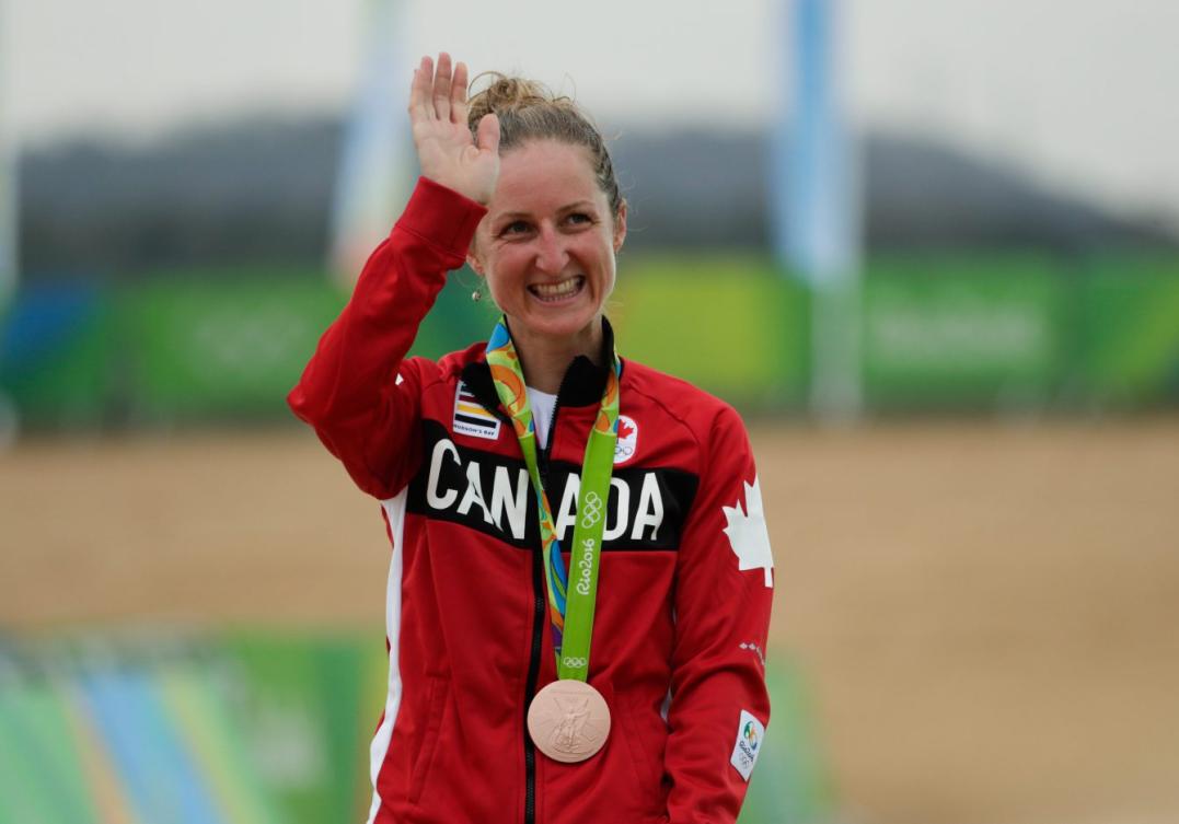 La Canadienne Catharine Pendrel reçoit sa médaille de bronze olympique en vélo de montagne samedi le 20 août 2016 à Rio de Janeiro, Brésil. (Photo du COC/David Jackson)