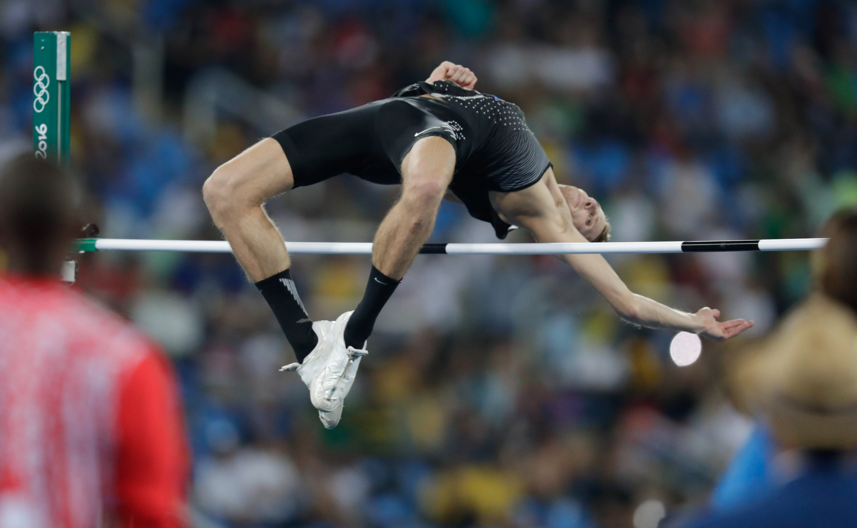 Derek Drouin survole la barre en finale du saut en hauteur aux Jeux olympiques de Rio, le 16 août 2016.