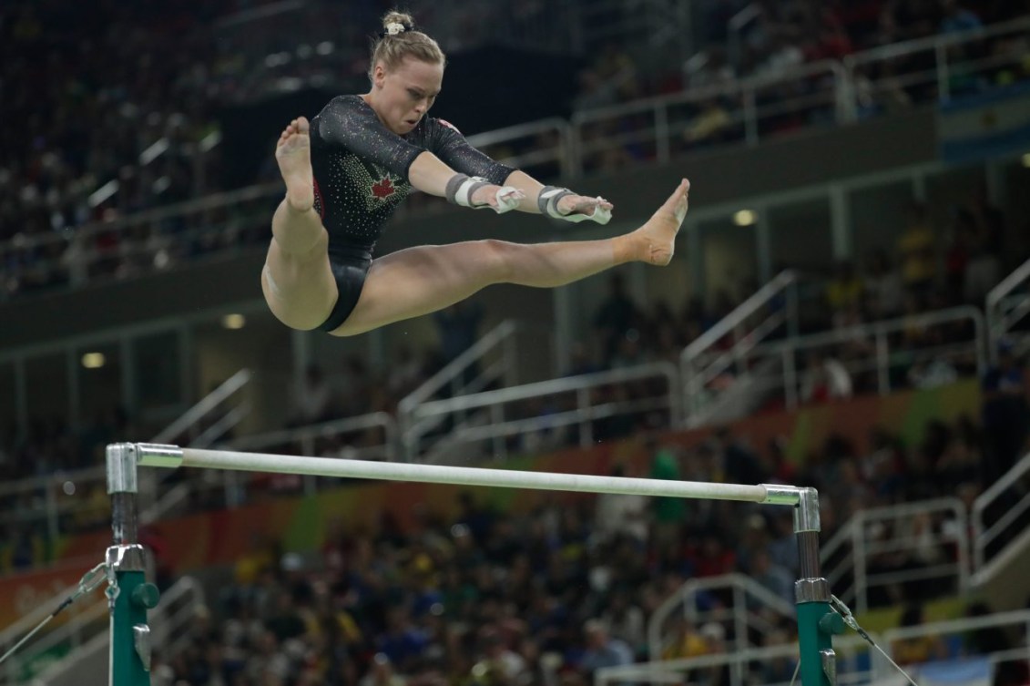 Ellie Black aux barres asymétriques lors de la finale du concours multiple individuel. (COC // Jasom Ransom)