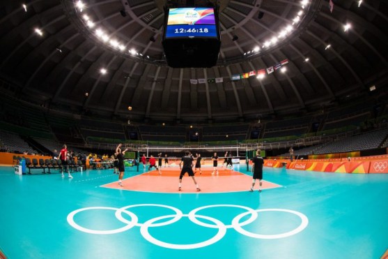 Les athlètes de volleyball masculin s'échauffent aux Jeux de Rio 2016