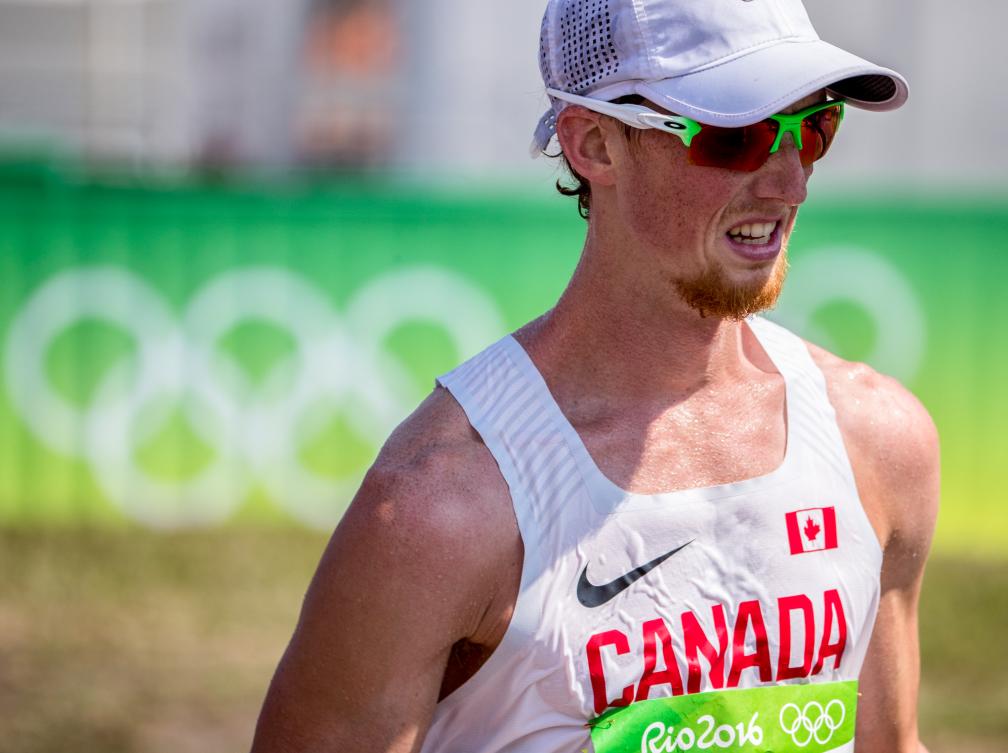 Evan Dunfee n'a pas pu savourer sa médaille de bronze bien longtemps (COC Photo/David Jackson).