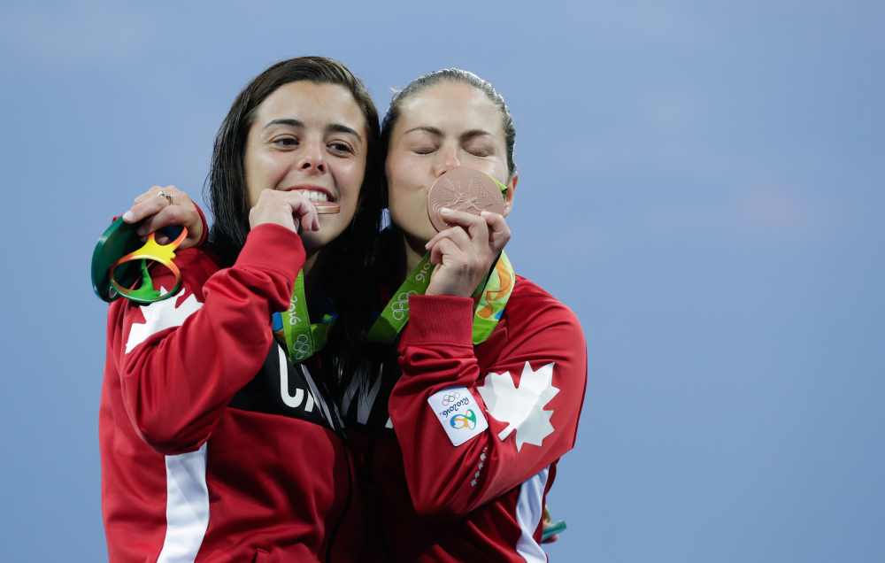 Meaghan Benfeito (gauche) et Roseline Filion, célébrant leur médaille de bronze au tremplin de 10 mètres, obtenue aux Jeux de Rio, le 9 août 2016. (AP Photo/Wong Maye-E)