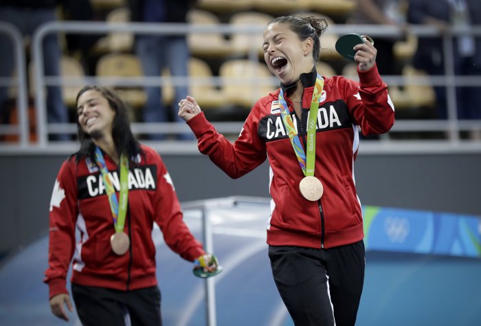 Meaghan Benfeito (gauche) et Roseline Filion, célébrant leur médaille de bronze au tremplin de 10 mètres, obtenue aux Jeux de Rio, le 9 août 2016. (AP Photo/Wong Maye-E)