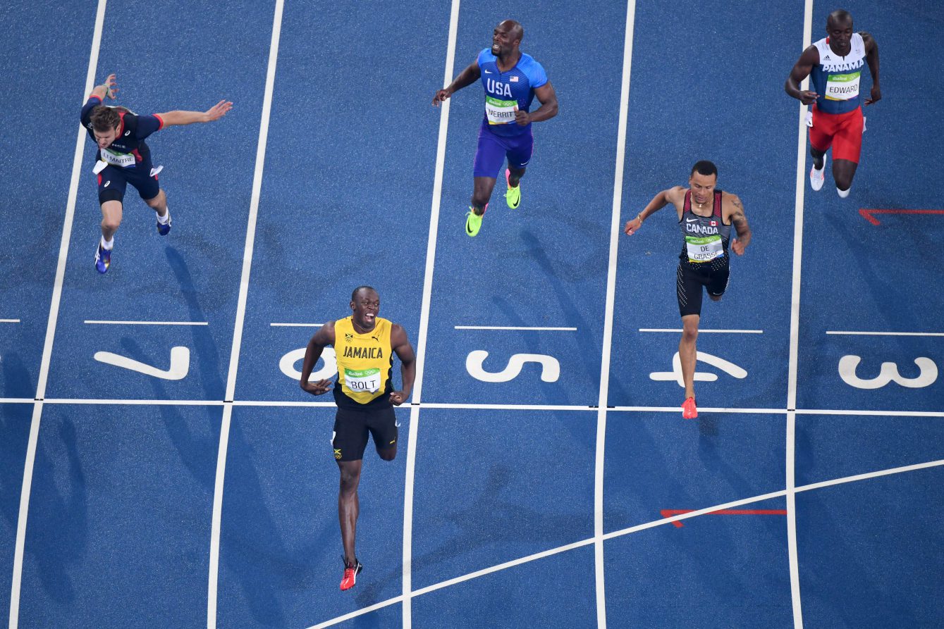 Andre De Grasse franchi la ligne d'arrivé en finale du 200 m derrière Usain Bolt, le 18 août 2016.