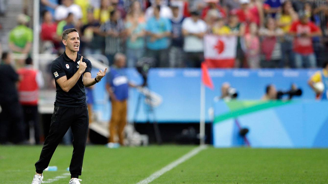 John Herdman dirige l'équipe canadienne de soccer féminin contre le Zimbabwe, le 6 août 2016.